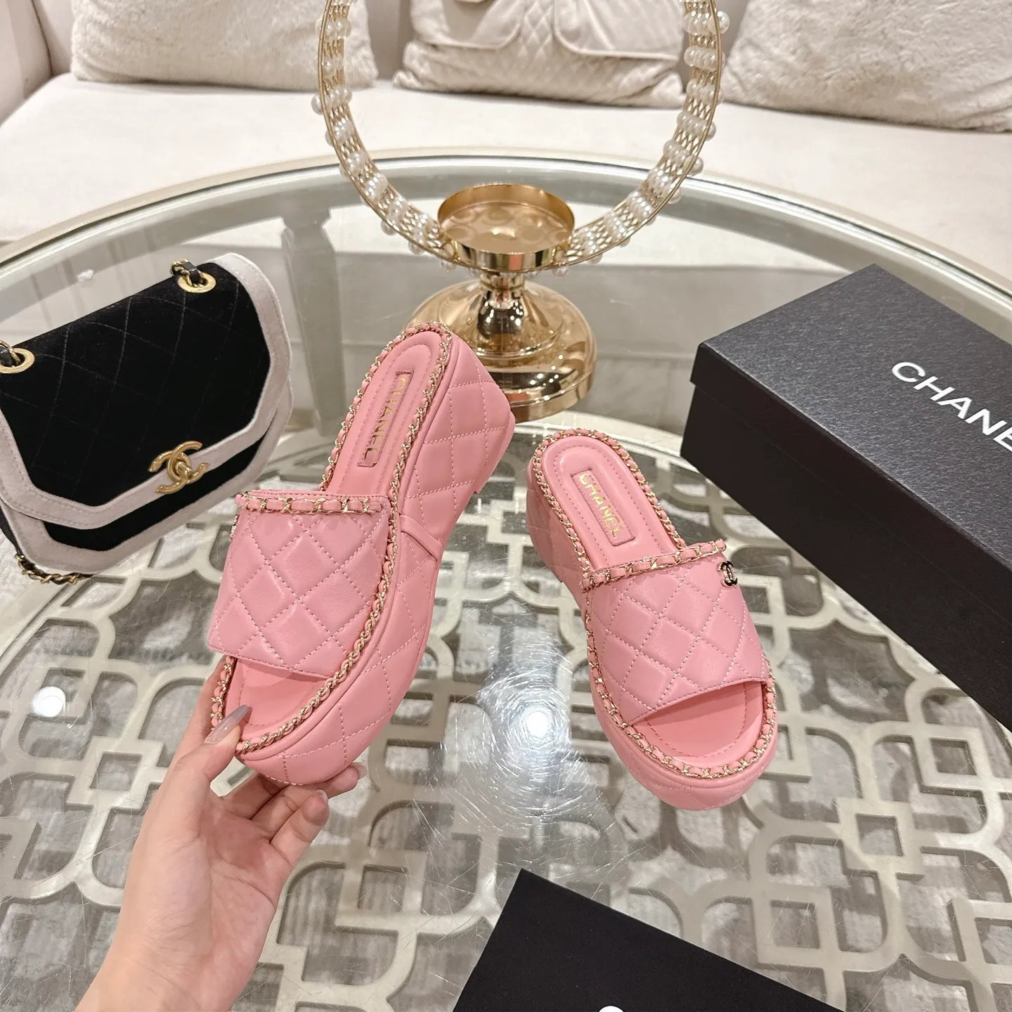 👟👟Ex-factory price 600👟👟 𝐂𝐇𝐀𝐍𝐄𝐋 | Xiaoxiang 25𝐬𝐬 🦋2025 Spring and Summer New Products Counter Classic Xiaoxiang Double C Diamond Chain Slippers Series New〰 🍬 The absolute best in the BS fashion circle. Matching will perform meticulously Minimalist, classic elements that will never fade away 💋 Show unique dressing style, too beautiful to say anything. A must-have for summer... Upper: Original high-customized lambskin Lining: Imported mixed sheepskin lining Outsole: Original molded non-slip outsole Shoe size: 35-39 (34.40.41.42 customization is not returnable)